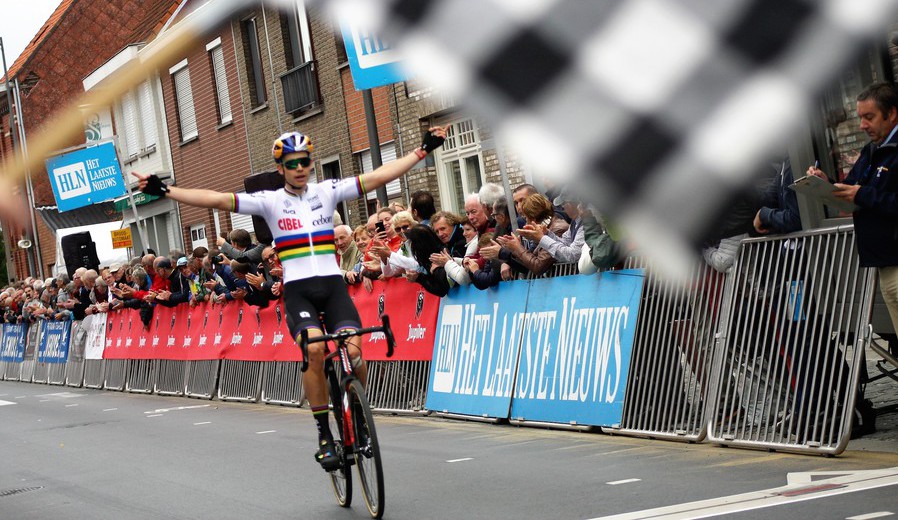 Wout van Aert wint Kermiscross in Ardooie