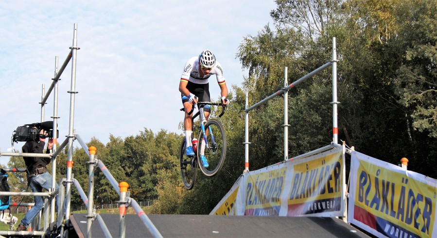 Vliegt Mathieu van der Poel ook straks naar winst in Bern (Zwi)