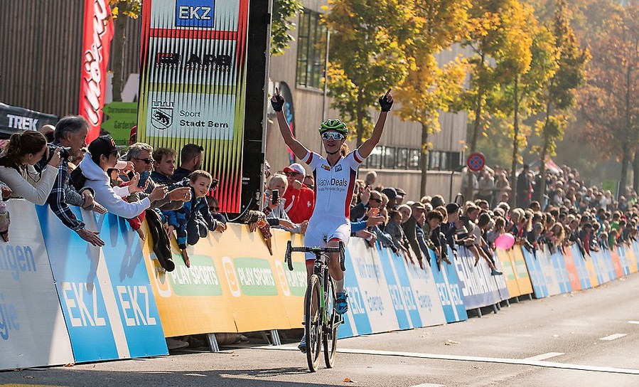 Marianne Vos won het Nederlands duel voor de zege in Bern (Zwi)