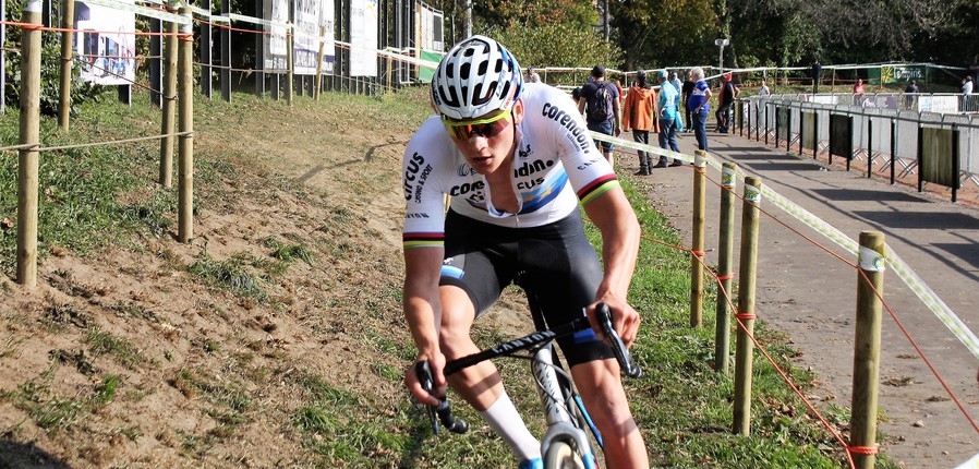 Mathieu Van der Poel zet meteen de toon in Meulebeke