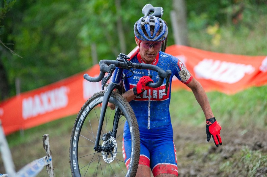 Katerina Nash wint op de slotdag van de Jingle Cross