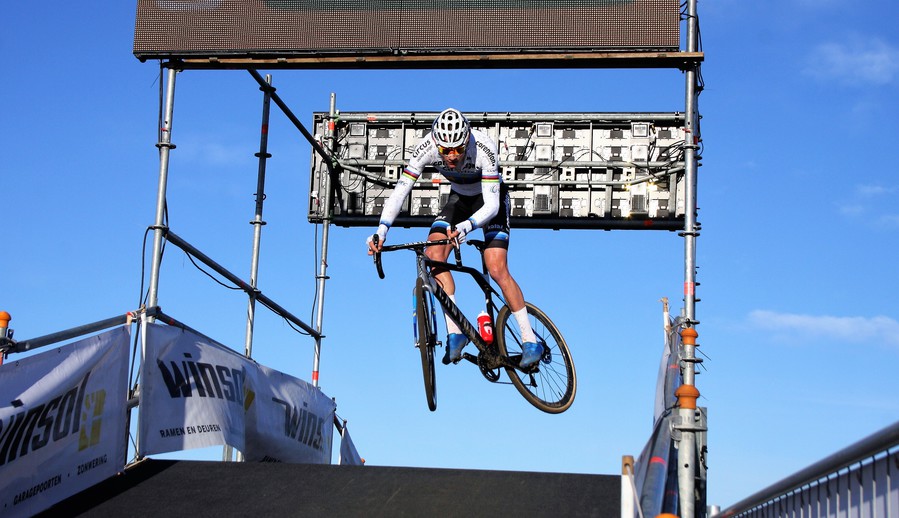 Mathieu van der Poel demonstreerde in Superprestige Ruddervoorde