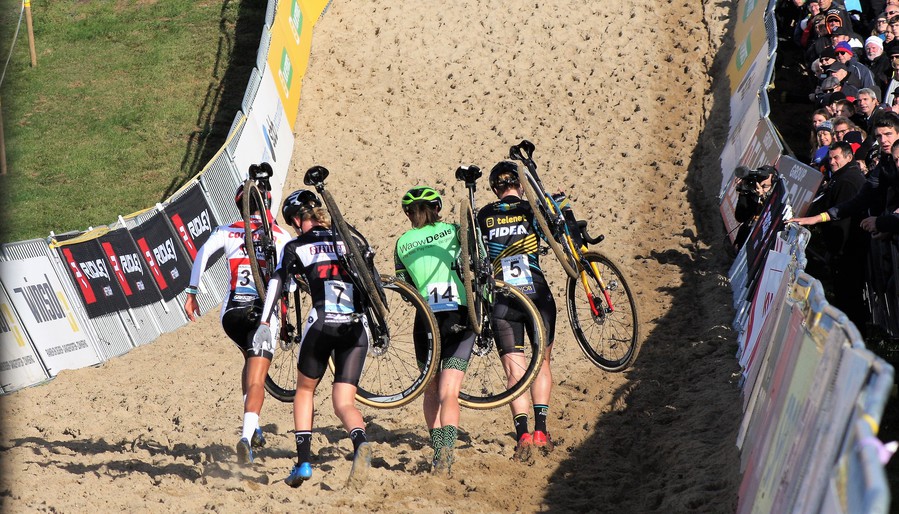 Marianne Vos zet spannende wedstrijd in slotfase naar haar hand