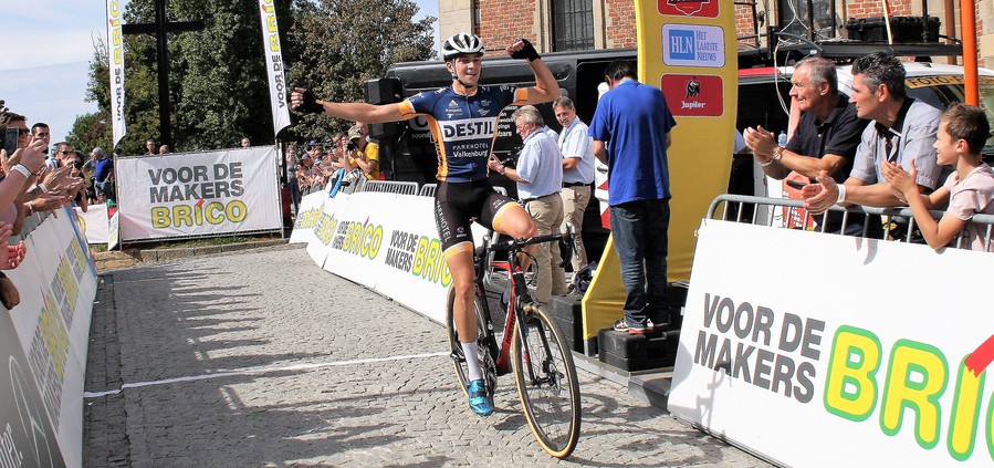 Van der Heijden rijdt naar winst na tuimelperte Dekker