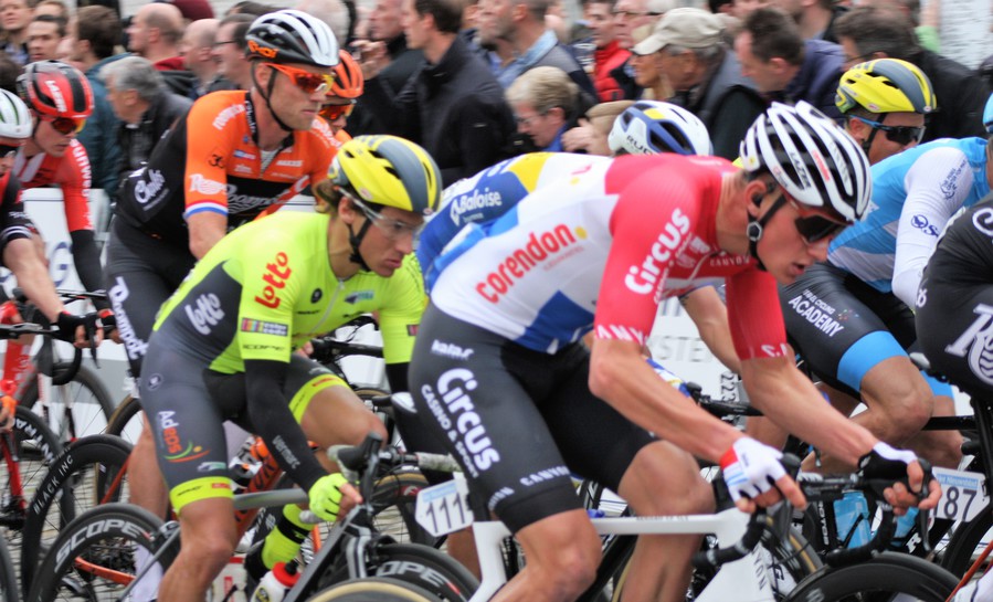 Mathieu van der Poel zwaar ten val gekomen in Nokere Koerse