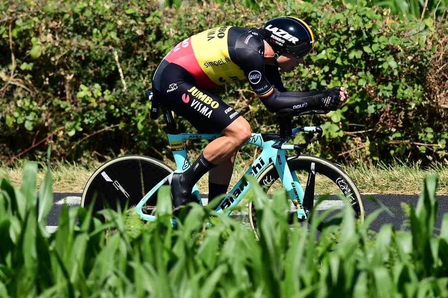 Einde van de Tour voor Wout van Aert na zware val