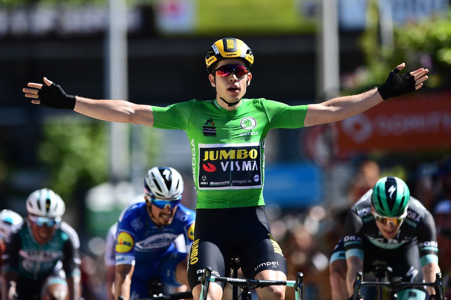 Wout van Aert sprint overtuigend naar de zege in Voiron