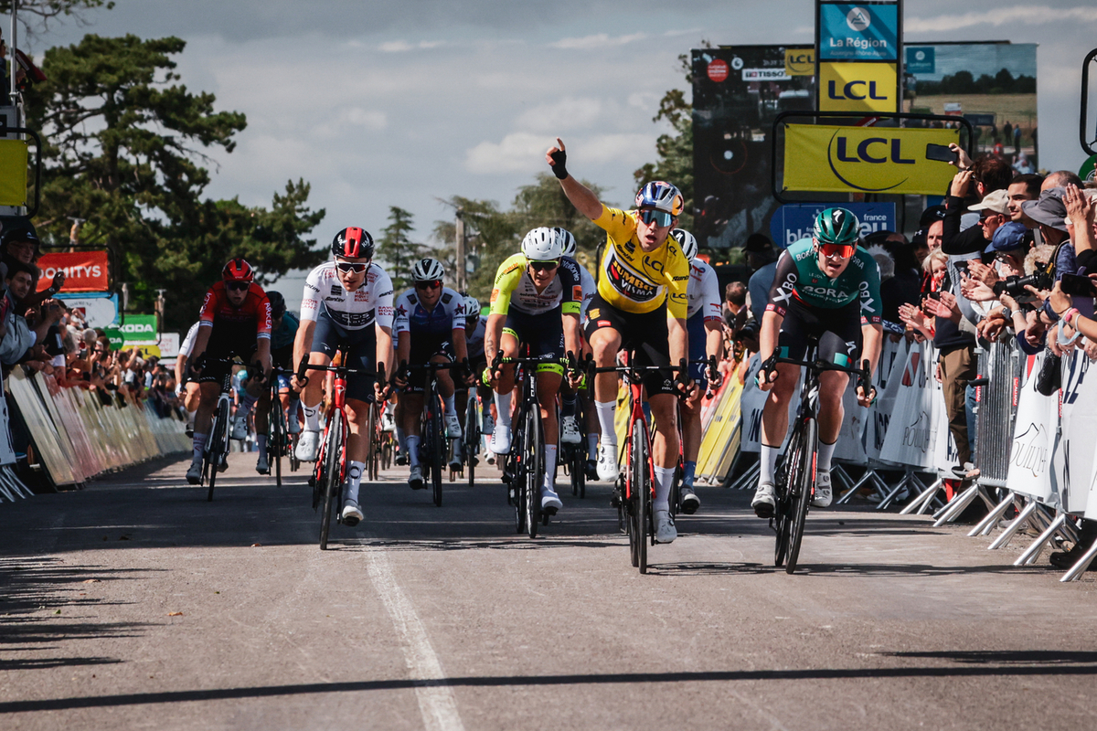 Van Aert zegeviert wederom in Dauphiné