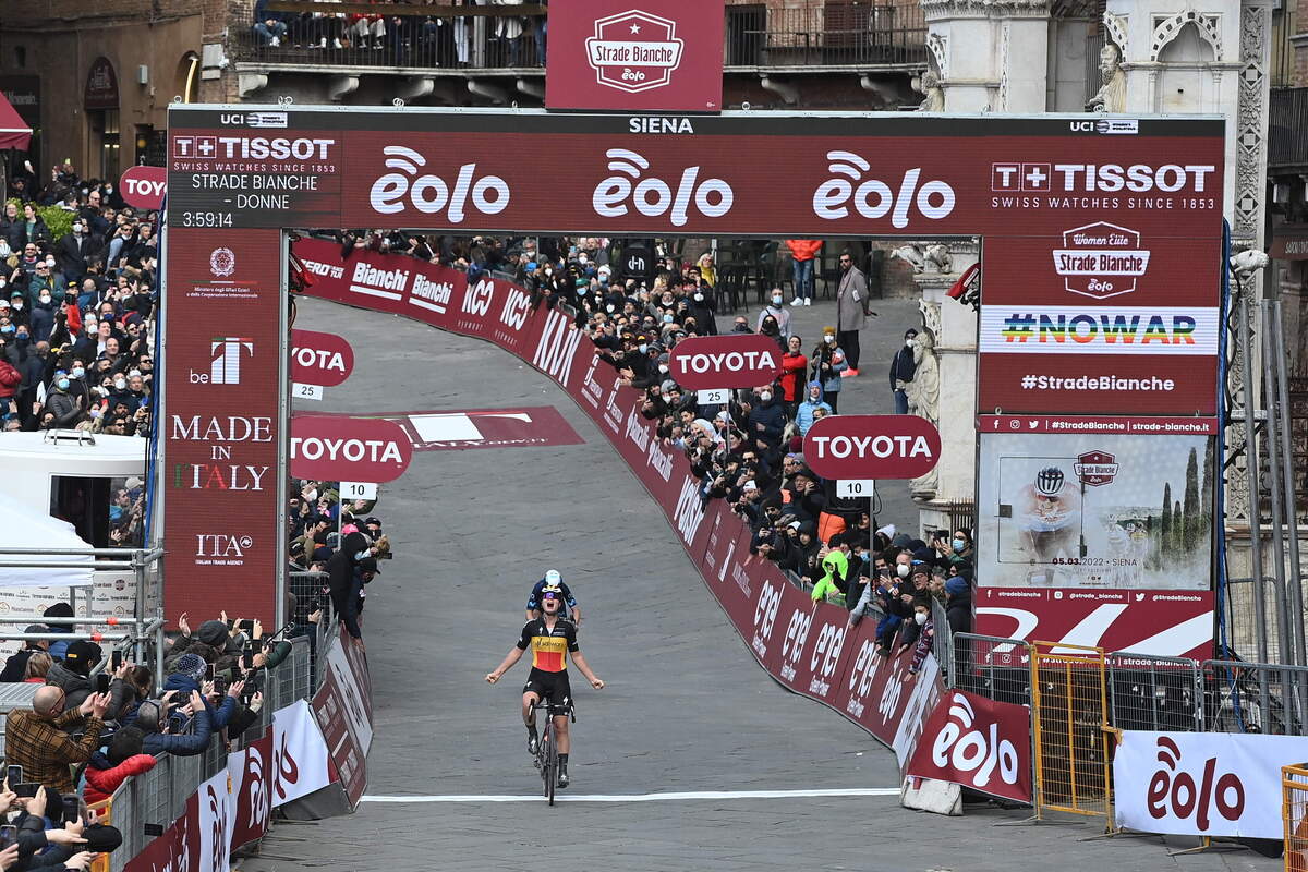 Lotte Kopecky knalt naar de zege in Strade Bianche