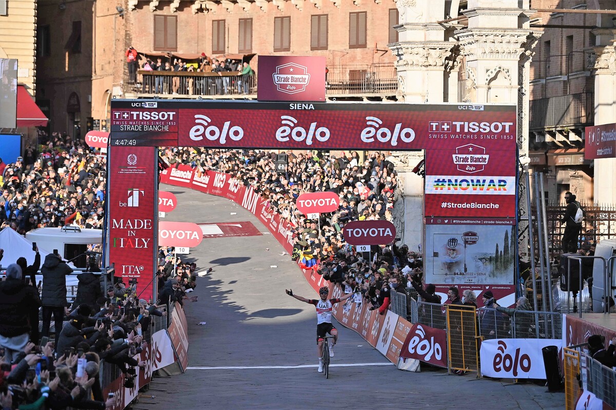 Straffe solo naar winst van Pogacar in Strade Bianche