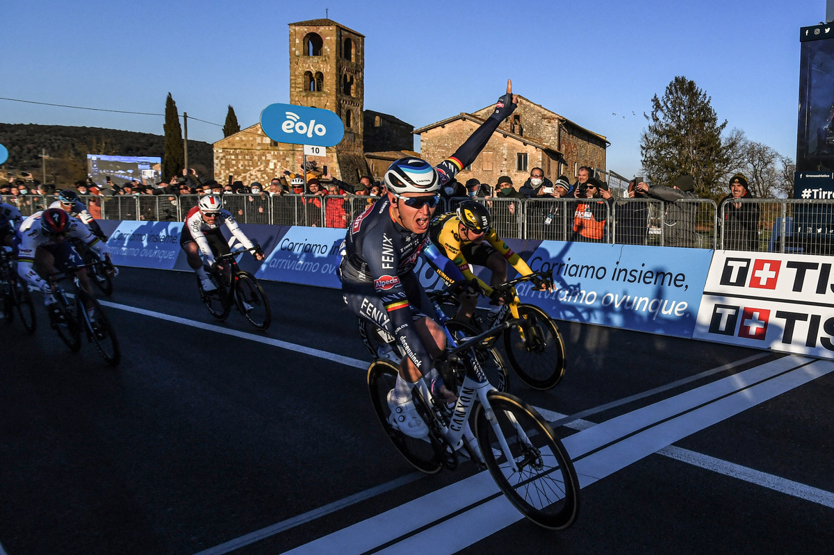 Tim Merlier wint massaspurt van 2de etappe in Tirreno