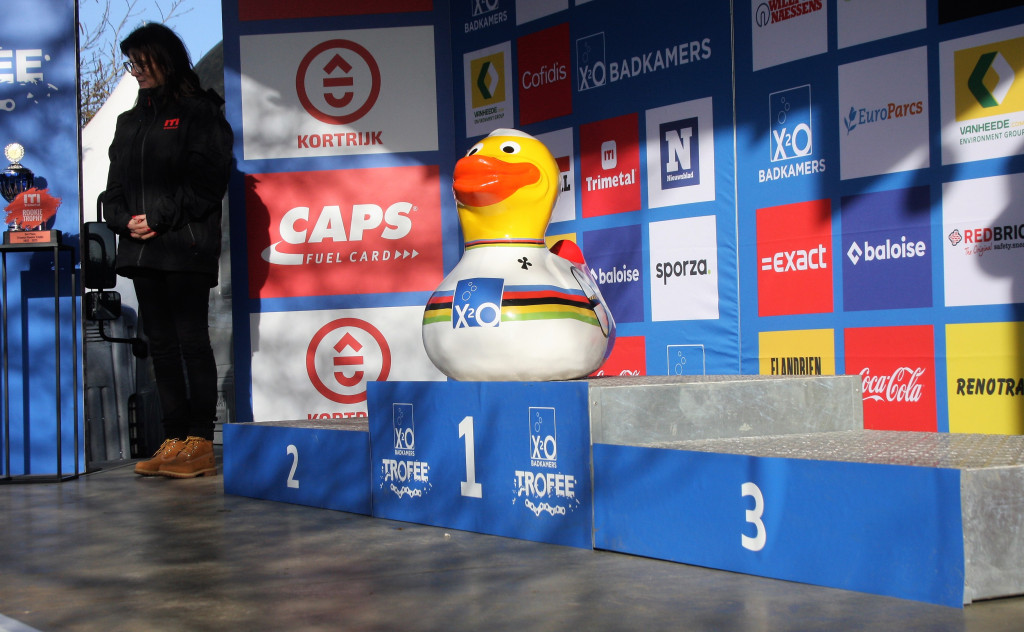 IMG_0162 podium met eend Fem.jpg (188 KB)