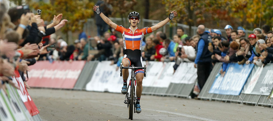 EK elite heren: Van der Haar klopt Van Aert in zinderende finale