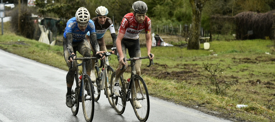 Wout van Aert stunt in Strade Bianche