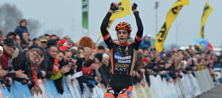 Koksijde: Wout van Aert meteen in de voetsporen van Albert