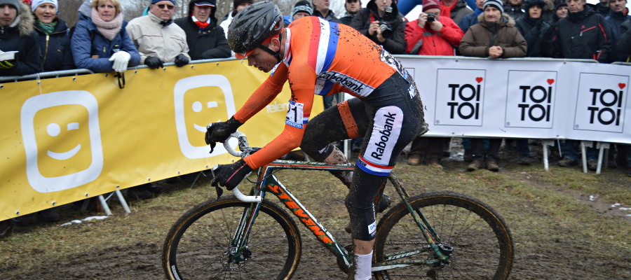 Van der Poel domineert jongerenfestijn in Tabor. Van Aert tweede