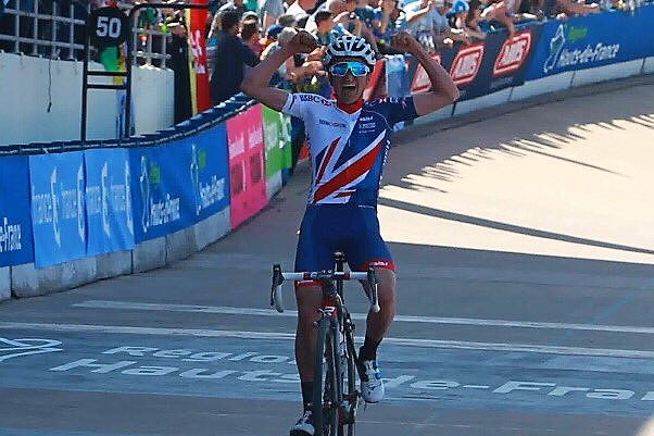 Pidcock wint in Roubaix en trekt naar Telenet-Fidea