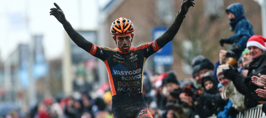 Wout van Aert zet Versluyscross in Bredene naar zijn hand