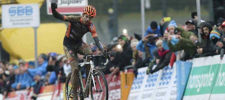 Van Aert dolt met tegenstand op de Raidillon