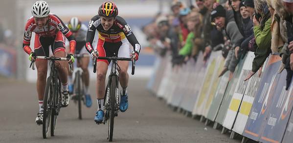 Sanne Cant sprint naar zege na tactisch steekspel