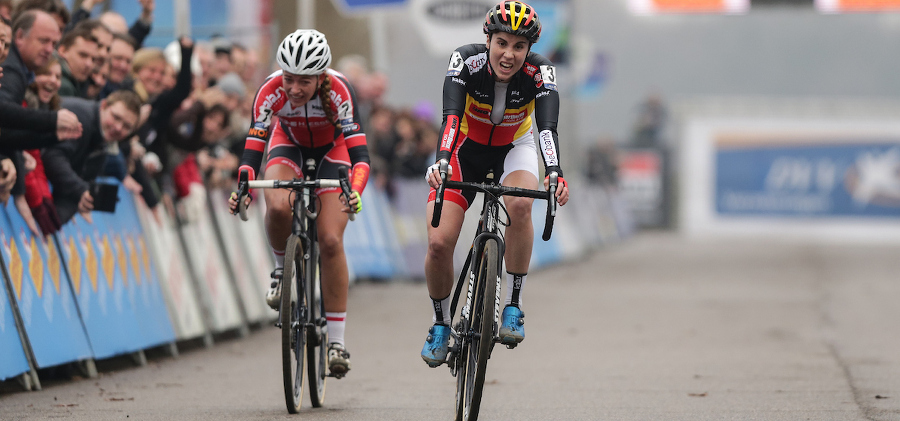 Sanne Cant in slotmeters voorbij Sophie de Boer