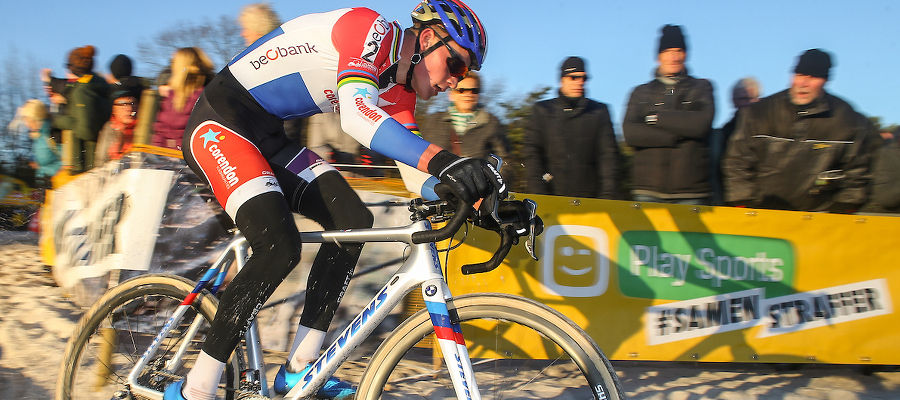 VIDEO: Van der Poel wint in Mol op een... BMW