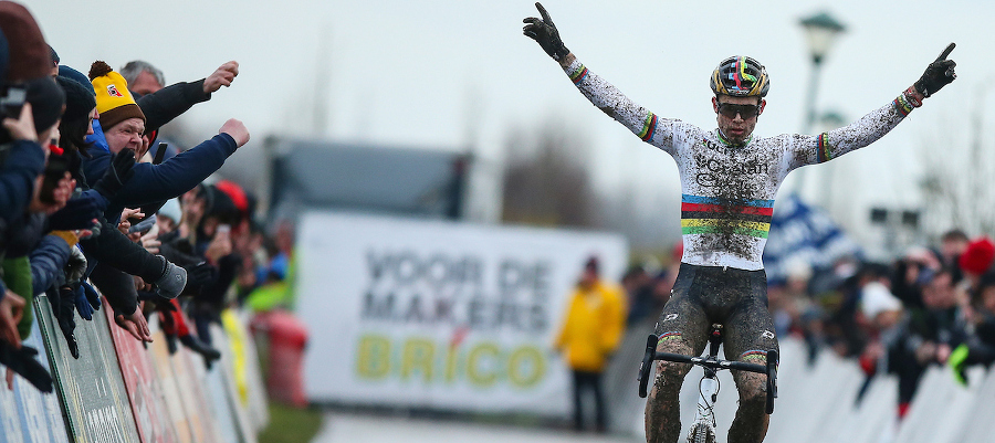 Van Aert en Arzuffi ploegen het best door Bredense modder