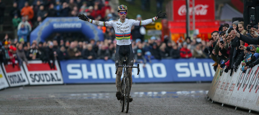 Wout van Aert deelt een eerste stevige tik uit 