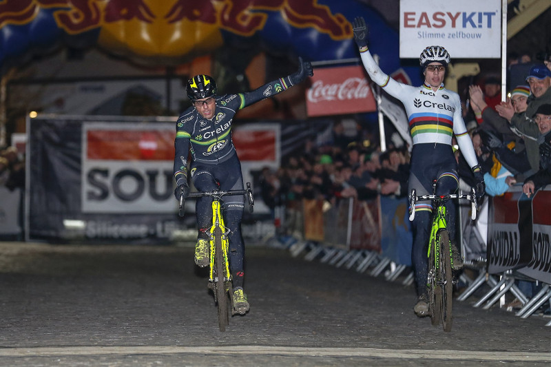 Wout van Aert gunt Sven Nys zege als 'ultiem afscheidsgeschenk'