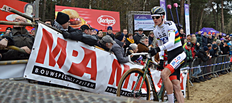 VIDEO Mathieu Van der Poel: 'Geschrokken van impact op regenboogtrui als prof' 