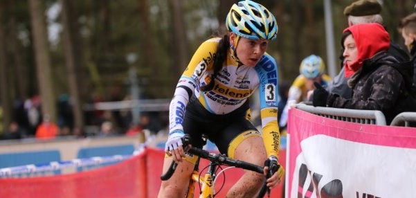 Peeters en Van Aert feesten opnieuw. Nikki Harris klopt Sanne Cant