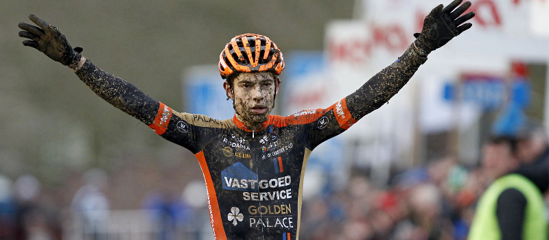 Wout van Aert steekt er met kop en schouders bovenuit in Zonnebeke