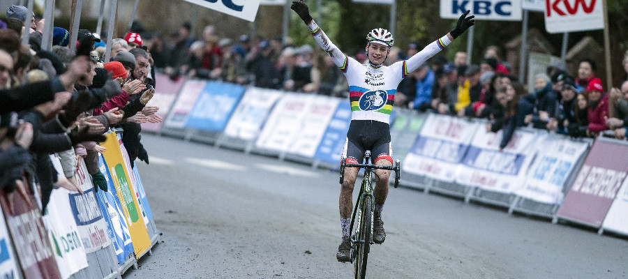 Mathieu van der Poel heerst in Otegemse Weversmisdagcross