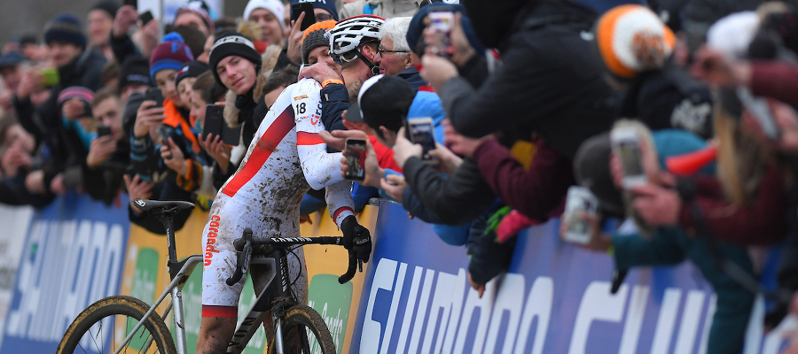 Van der Poel wint Wereldbeker en viert dat met 'Poupou'