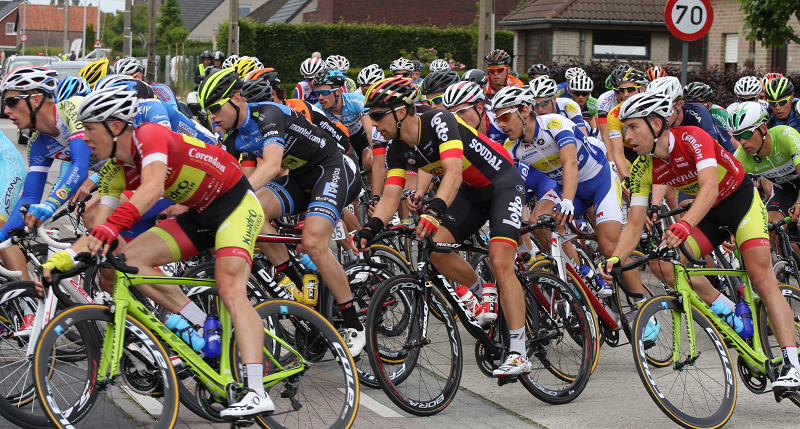 Een pak veldrijders in actie op het BK in Tervuren