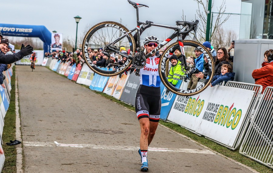 Lucinda Brand snelde ook in Bredene naar de overwinning