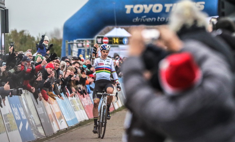 Wout van Aert voor vierde keer op hoogste schavotje in Bredene