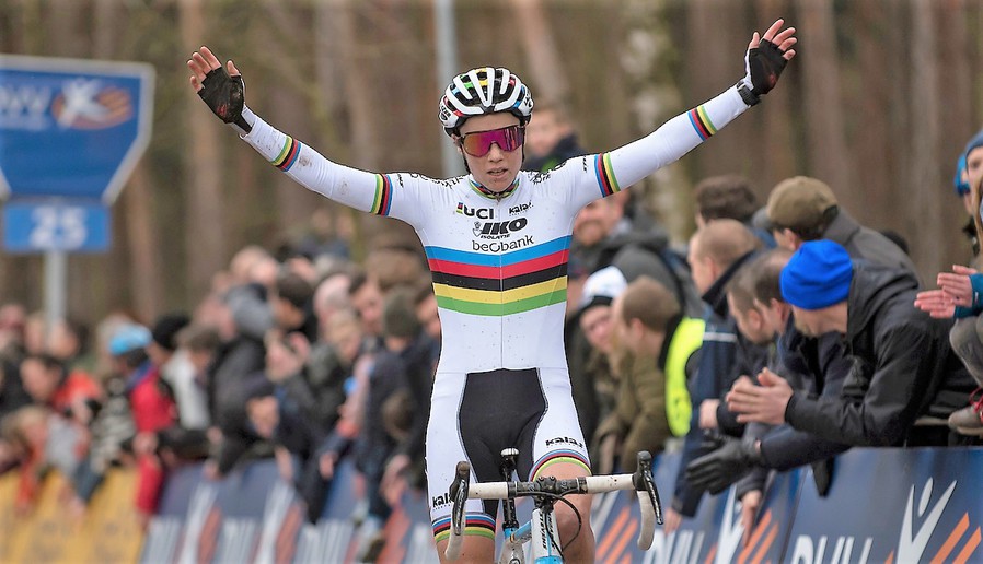 Sanne Cant neemt de zege en eindwinst in het eigen Lille