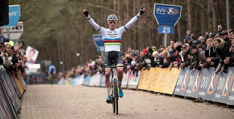 Van der Poel pakte in Lille nog wat extra prijzen voor trofeeënkast