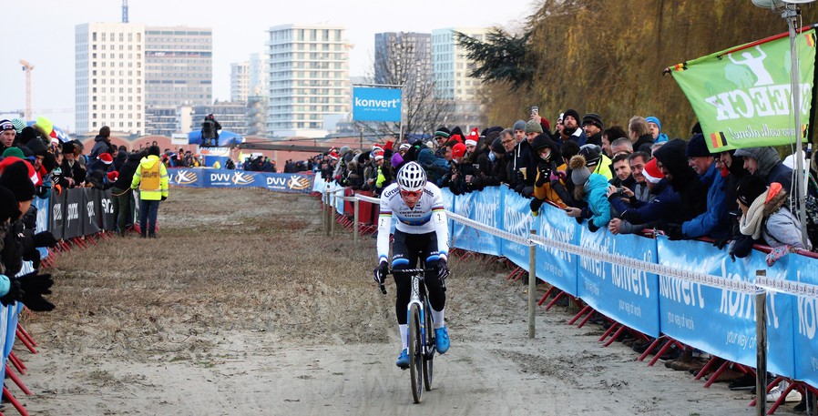 Mathieu van der Poel soleert als 'vanouds' na de stage