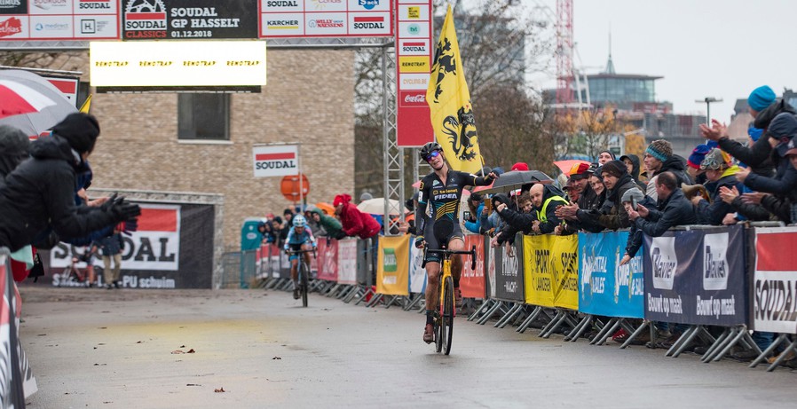 Ellen Van Loy van start tot finish aan de leiding in GP Hasselt