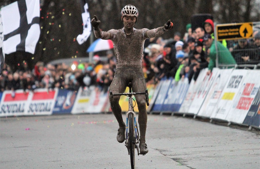 Van der Poel wint 4de WB-manche op rij, Toon Aerts blijft leider