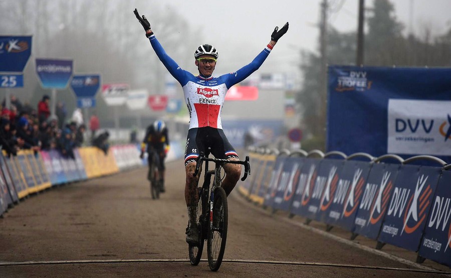 Antoine Benoist zegeviert bij beloften in GP Sven Nys