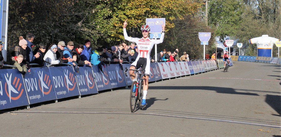 Niels Vandeputte solo naar winst in Flandriencross