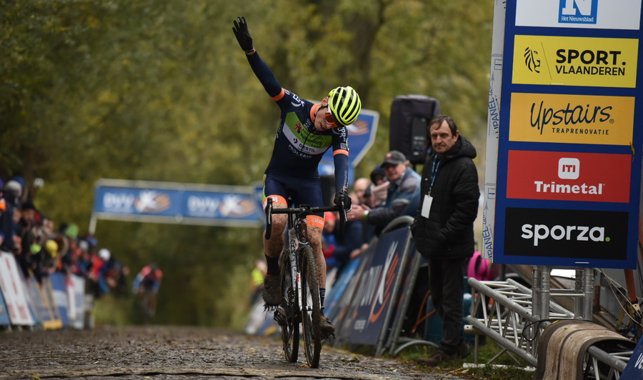 Jens Dekker oppermachtig tijdens Belgische comeback