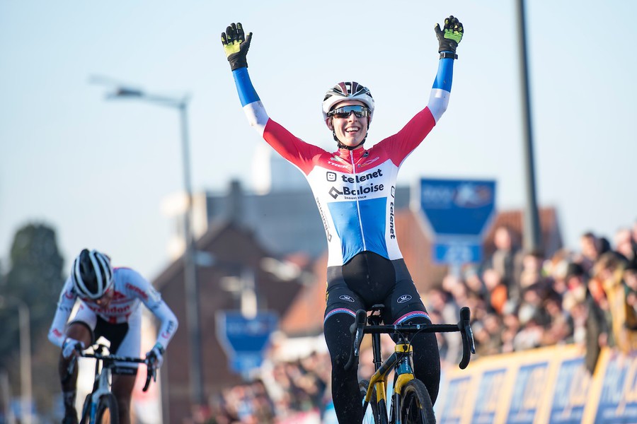 Lucinda Brand had de beste sprint op de Groeningebrug