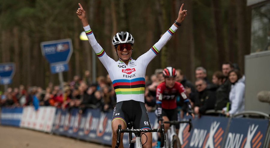Alvarado wint al meteen in de regenboogtrui