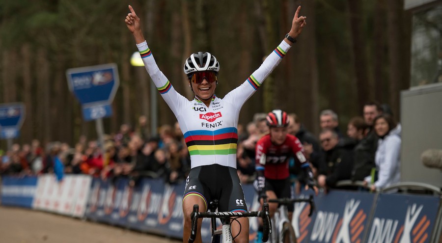 Alvarado wint al meteen in de regenboogtrui