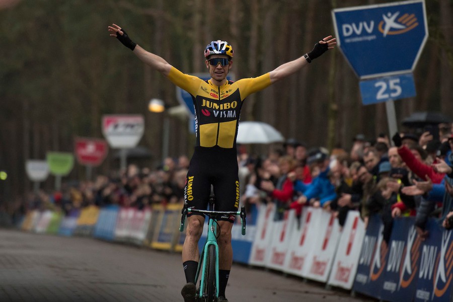 Wout van Aert zegeviert op het thuisfront