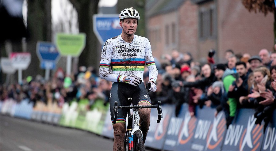 Van der Poel wint ondanks lang oponthoud na val